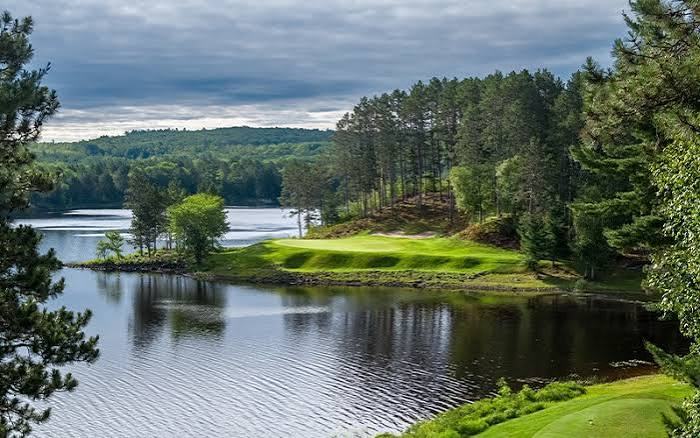 A golf hole built along the shoreline of a lake at Giant's Ridge